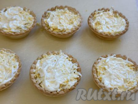 Слой яиц смазать майонезом.&nbsp;