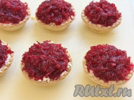 Свеклу почистить, натереть на крупной тёрке. Выложить&nbsp; натёртую свеклу пышной шапочкой поверх яйца.