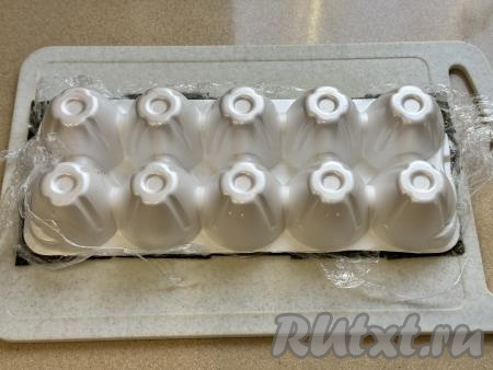 Перевернуть ячейки с роллами на разделочную доску.