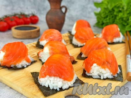 Роллы, приготовленные в ячейках из-под яиц, переложить на плоскую доску или тарелку.