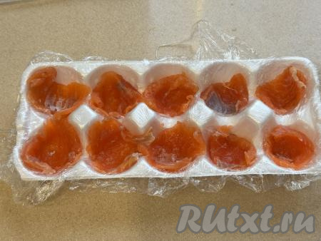 Филе слабосолёной красной рыбы нарезать на тонкие кусочки. Выложить кусочки рыбы в ячейки слегка внахлёст так, чтобы рыба закрыла и дно, и бортики ячеек.