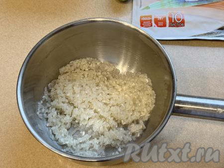 Сухой рис хорошо промыть под проточной водой, лишнюю воду слить. Выложить подготовленный рис в сотейник с толстым дном. Промывая рис, мы избавляемся от крахмала, поэтому варёный рис будет рассыпчатым.