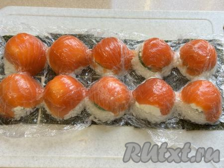 Снять форму из-под яиц, аккуратно убрать плёнку.