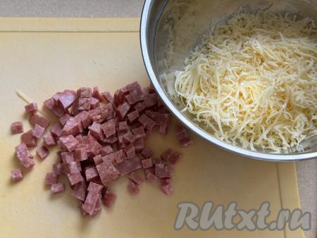 Колбасу нарезать на мелкие кубики (чем мельче - тем лучше). Сыр натереть на мелкой тёрке.