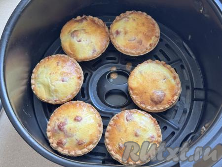 Поместить чашу в аэрогриль, установить температуру 160 градусов. Тарталетки с колбасой и сыром запекать в аэрогриле&nbsp;15 минут.