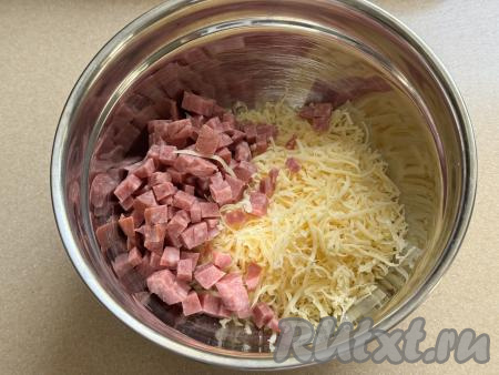 В миске соединить сыр и колбасу.