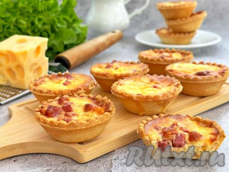 Тарталетки с колбасой и сыром в аэрогриле