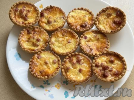 Готовые тарталетки достать из аэрогриля. Запечь оставшиеся 4 тарталетки в аэрогриле, не забывая полить их сверху заливкой.