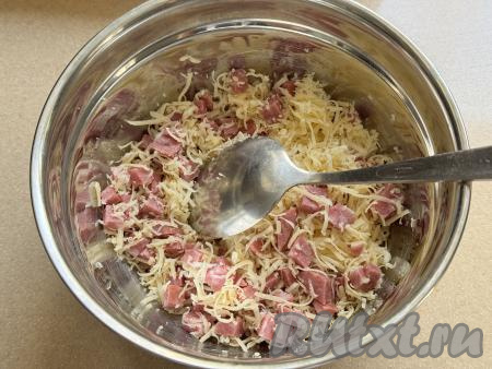 Перемешать начинку из сыра и колбасы.