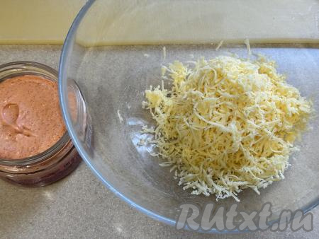 Сыр натереть на мелкой тёрке в глубокую миску.