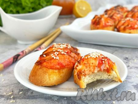 Готовые бутерброды достать из духовки, переложить на тарелку. По желанию, на горячие бутерброды можно нанести решётку из соуса "Терияки" и присыпать кунжутом. Подать в качестве закуски или перекуса к столу. Уверена, вкус этих аппетитных, сытных бутербродов понравится всем любителям суши и роллов.&nbsp;