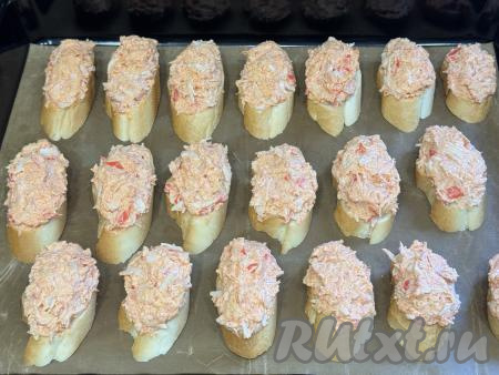 Противень застелить силиконовым ковриком (или пергаментом). Выложить кусочки багета на противень. Поверх багета чайной ложкой разложить крабово-сырную массу, формируя бутерброды. Я сформировала 19 суши-брускетт.