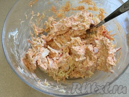 Перемешать начинку до однородного состояния.