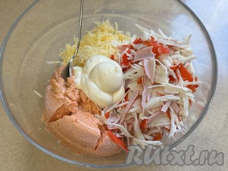 В миску с сыром выложить крабовые палочки, икру и майонез.&nbsp;