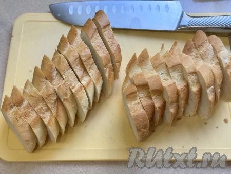 Багет нарезать на порционные кусочки.&nbsp;