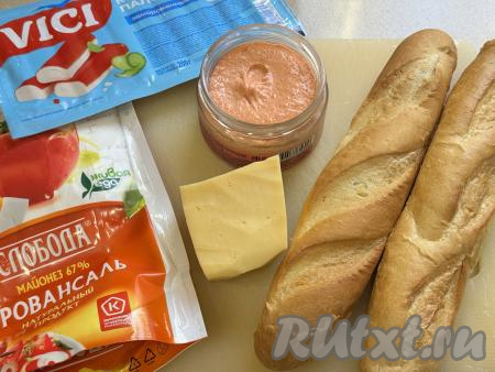 Подготовить продукты для приготовления горячих бутербродов, как роллов, в духовке. В этот раз для формирования ленивых суши я взяла 2 мини-багета, но можно использовать и 1 длинный багет. Подкопчённую рыбную икру можно взять любую.&nbsp;Крабовые палочки, если они заморожены, нужно полностью разморозить.