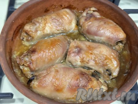 Выложить рулетики с грибами и сыром в жаропрочную форму и отправить в разогретую до 180 градусов духовку на 40 минут.