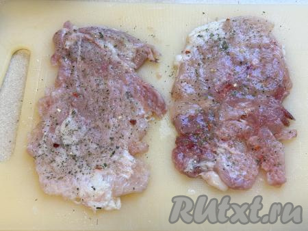 Отбить каждое филе кулинарным молоточком до толщины 0,5 сантиметра. Посолить и поперчить мясо с двух сторон. В результате у нас получатся 5 заготовок из филе куриного бедра для формирования рулетиков.