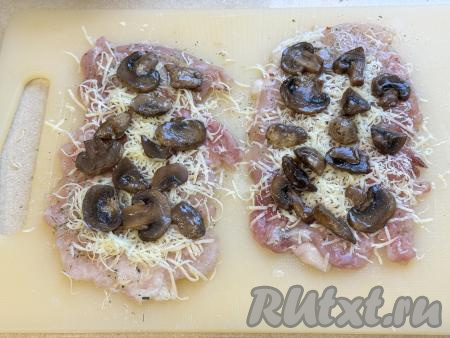 Затем разложить на филе с сыром остывшие обжаренные грибы.