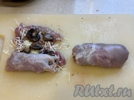 Начиная с узкой стороны, свернуть каждое филе бедра в плотный рулетик.