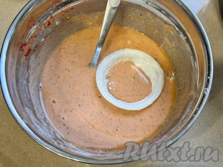 Затем каждое луковое кольцо, покрытое мукой, окунуть полностью в кляр.