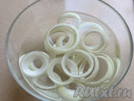 Лук очистить и нарезать на кольца толщиной примерно 5-7 миллиметров. Разделить аккуратно нарезанный лук на отдельные колечки и поместить в ледяную воду на минут 15. Ледяная вода поможет снизить горечь лука, сделает луковые кольца более более упругими.