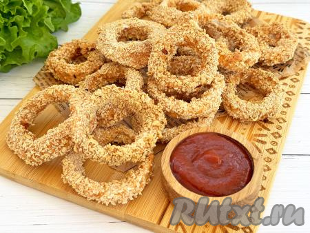 Готовые аппетитные, вкусные, приятно похрустывающие луковые кольца в кляре подать к столу с любимым соусом.