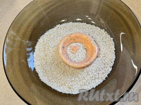 После этого кольца, покрытые кляром, обвалять с двух сторон в панировочных сухарях.