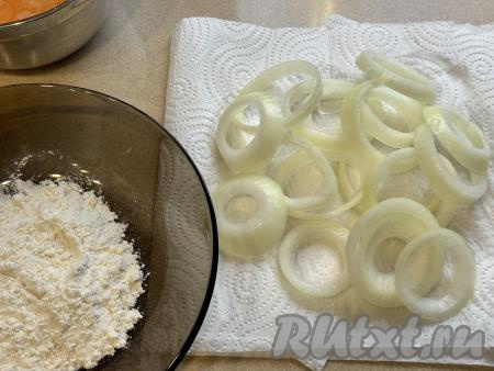Выложить луковые кольца на бумажное полотенце и обсушить. Луковые кольца нужно обсушивать для того, чтобы кляр хорошо их покрывал и не отслаивался в процессе жарки.