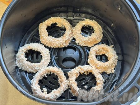 Луковые кольца, покрытые кляром и панировочными сухарями, выложить на решётку аэрогриля в один слой. Установить чашу в аэрогриль. Выставить температуру 200 градусов, время - 15 минут.