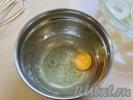 Пока луковые кольца замачиваются в воде, можно приготовить кляр. Для этого в миску нужно вбить сырое яйцо, влить 100 миллилитров воды, добавить немного соли (я использовала соль, смешанную с зеленью).