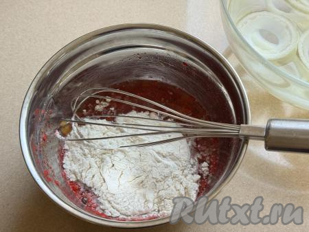 Перемешать венчиком массу. Небольшими частями подсыпать в миску муку и вмешивать её в кляр венчиком. Старайтесь, чтобы кляр стал однородным. По консистенции он должен напоминать жидкую сметану или густой кефир.