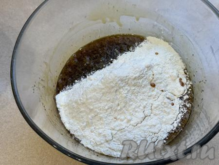 Далее всыпать в миску 200 грамм муки. 