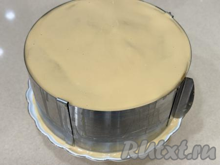 Таким образом собрать весь карамельный медовик, чередуя коржи с кремом. Верхний корж тоже смазать кремом.