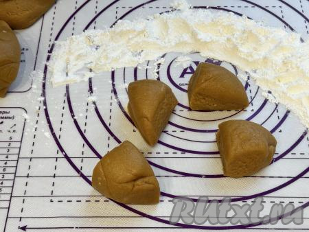 Разделить тесто на 15 одинаковых частей.