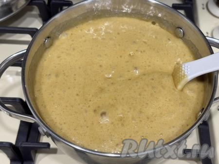 Перемешать медовую массу, она сильно увеличится в объёме. Томить на небольшом огне ещё минут 5, постоянно помешивая, масса станет карамельного цвета.