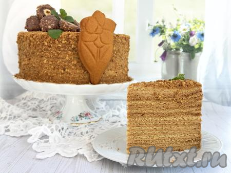 А вот как аппетитно выглядит этот мягкий, ароматный, воздушный карамельный медовик в разрезе. Крем из сметаны и варёной сгущёнки делает его нежным, хорошо пропитанным. Угощайтесь!