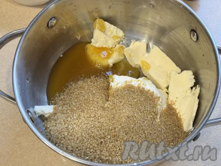В кастрюлю всыпать сахар, добавить мёд и сливочное масло, нарезанное на крупные кусочки.
