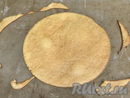 Отправить противень в духовку, разогретую до 180 градусов. Корж тонкий, на его выпечку потребуется всего 5 минут.