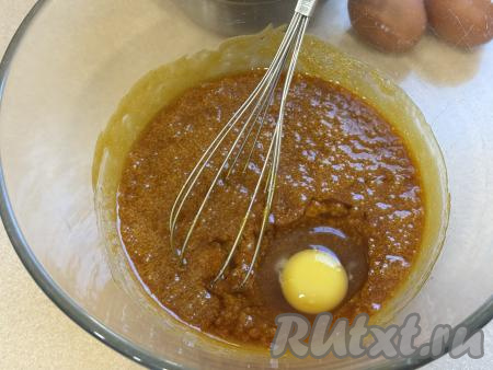 Затем добавлять в миску по одному сырому яйцу, каждый раз тщательно вмешивая венчиком. Только после получения однородной медово-яичной массы добавлять в миску следующее яйцо.