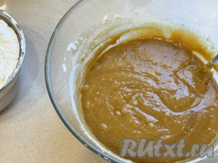 Сначала перемешивать тесто ложкой.