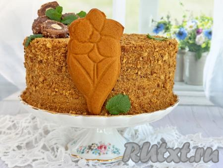 Обсыпать медовый торт крошкой со всех сторон. Украсить по желанию, я украсила медовым пряником и конфетами.