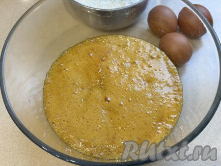 Перелить медовую массу в глубокую миску, дать немного остыть (ориентировочно в течение 7-10 минут).