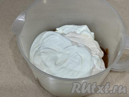 Для приготовления крема соединить сметану и варёную сгущёнку, перемешать крем венчиком до однородности. Крем получится негустым.