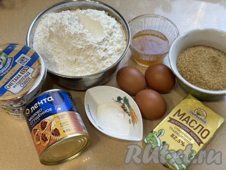 Подготовить продукты для приготовления карамельного медовика.  Сахар я взяла тростниковый, но можно взять и обычный. Сливочное масло берите от проверенного производителя, жирностью не менее 82,5%. Сметана нужна жирностью не менее 15%. Мёд желательно брать жидкий, если у вас мёд засахарился, его можно прогреть на водяной бане или в течение 10-15 секунд в микроволновке.