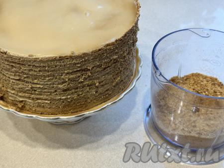 Не снимая кулинарное кольцо, поставить медовик в холодильник на ночь. На следующий день снять кулинарное кольцо с торта. Обрезки теста, которые оставляли для украшения, измельчить в крошку.