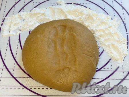 А как только в процессе добавления муки и полного вмешивания её, тесто соберётся в ком, переложить его на рабочую поверхность, присыпанную мукой, и вымесить руками до гладкого состояния. Готовое тесто для медовика должно получиться мягким, не липнущим к рукам.