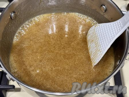 Поставить кастрюлю на средний огонь и, постоянно помешивая, довести массу до кипения.