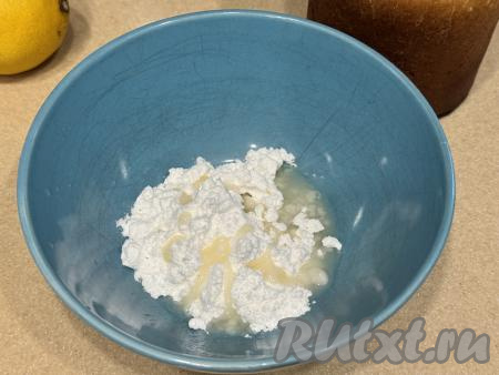 Из лимона выдавить 1 чайную ложку лимонного сока, влить в миску. При желании сок можно процедить, убирая вкрапления мякоти. В принципе для приготовления лимонной глазури для кулича вы можете взять чуть больше или чуть меньше лимонного сока и сахарной пудры, ведь регулировать густоту вы сможете сами, делая глазурь более или менее густой. В миску с лимонным соком начать частями добавлять сахарную пудру, перемешивая глазурь чайной ложкой.