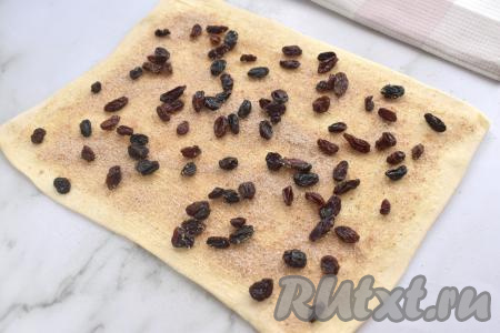 Сверху выкладываем подготовленный изюм.